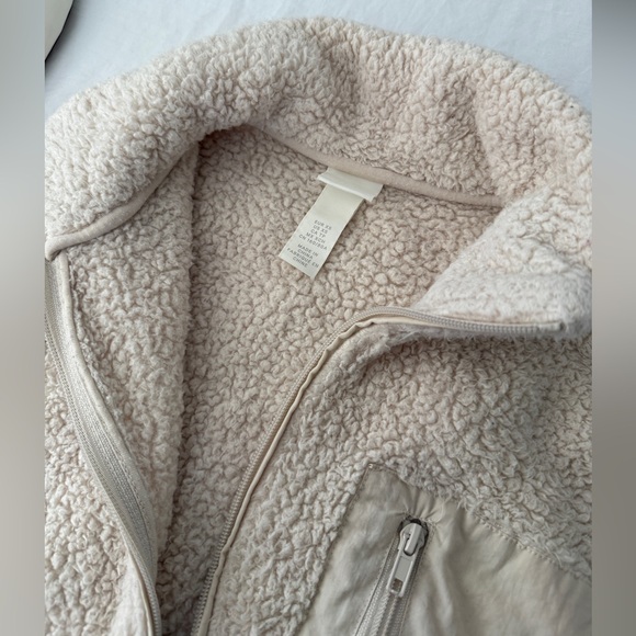 H&M Cream Sherpa Vest - Picture 2 of 4